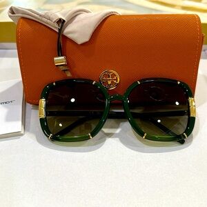 💯authentic brand new Tory Burch sunglasses.
